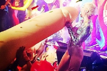 IFWT_MileyCyrus-Inflatable-Penis