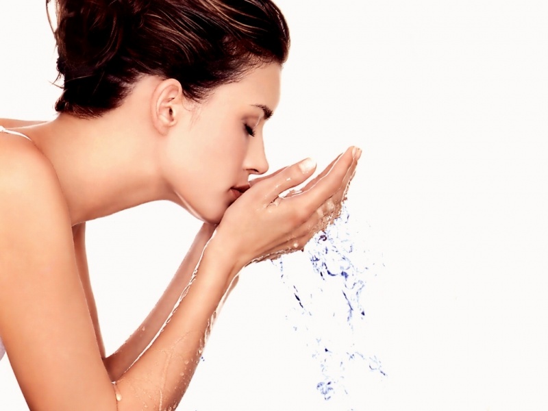 woman-washing-her-face