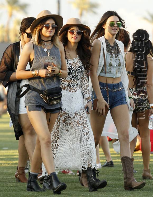 selena-gomez-kendall-jenner-kylie-jenner-hanging-out-coachella__oPt