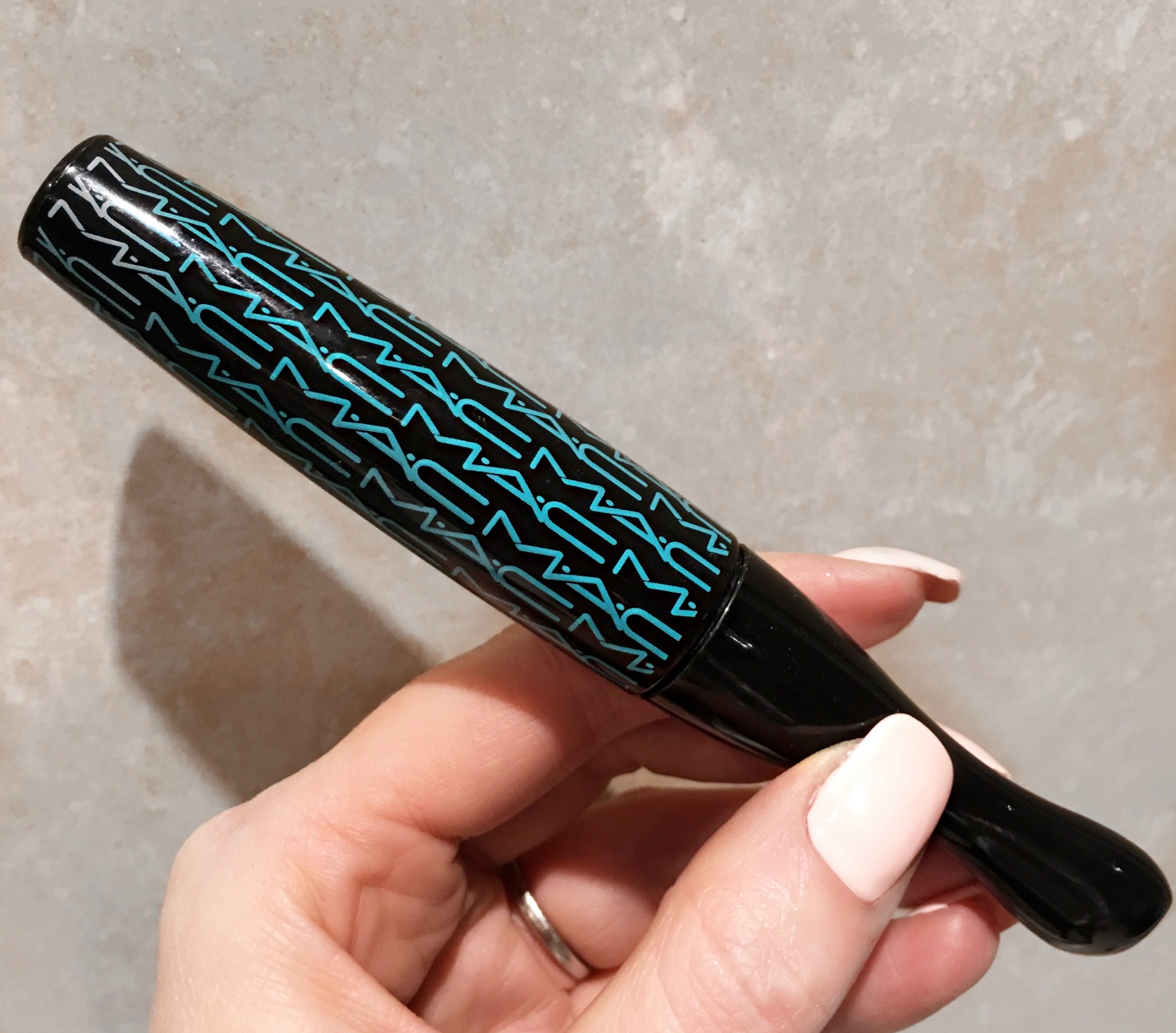 MAC's In Extreme Dimension Waterproof Mascara pic 2